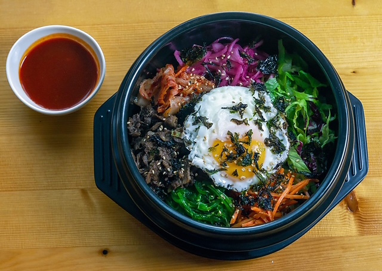 Bibimbap – koreansk risrätt med marinerade grönsaker och stekt ägg