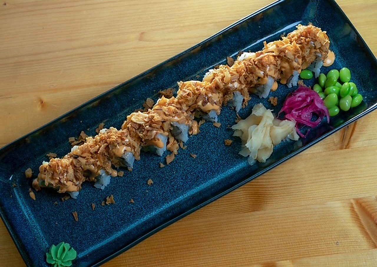 Crispy Salmon Roll – sushirulle med lax, avokado och rostad lök