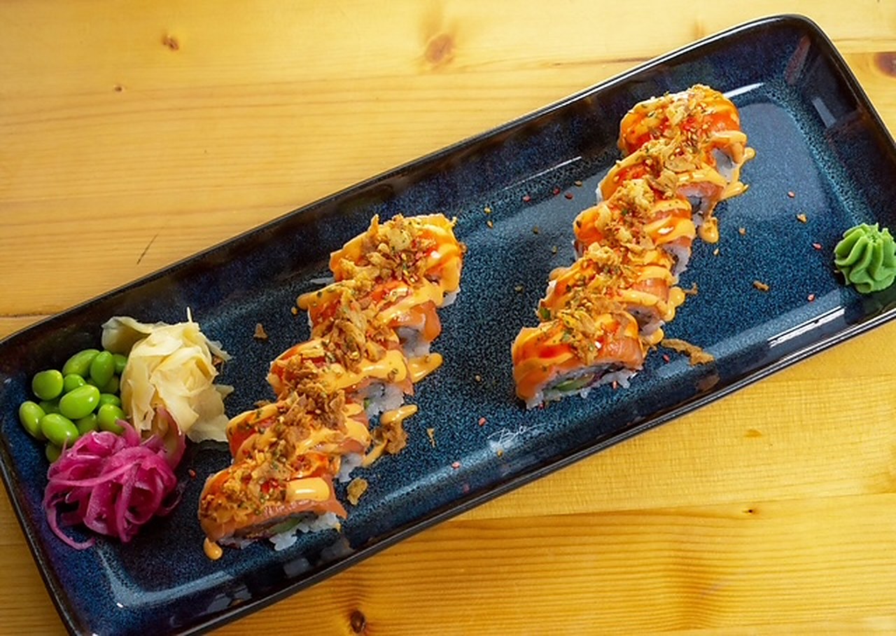 Flying Salmon Roll – sushirulle med lax, avokado och chilimajonnäs